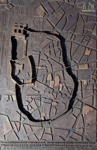 Reconstrucción moderna, en plano metálico en relieve, de los primeros recintos fortificados de Madrid. Foto: Mario Sánchez Cachero.
