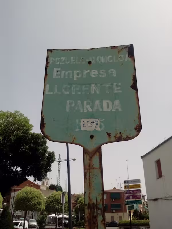 Crónicas del Extrarradio (I) ¿Hasta dónde puede crecer Madrid? 4 Antigua parada de autobús, previa a la creación del actual Consorcio de Transportes, en Pozuelo de Alarcón, muy representativa de los territorios que no terminan de ser totalmente pueblo ni totalmente ciudad. Foto: Juan Pedro Esteve García.