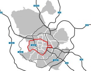 Sobre un plano actual publicado por el Ayuntamiento de Madrid (cuyo territorio aparece sombrado en gris) resaltamos con trazo rojo lo que era el Madrid previo a 1948, para que se vea claramente lo que supusieron las 13 anexiones, especialmente la de El Pardo, en el aumento de tamaño del municipio. Por el sur, límite con Getafe y Leganés, se divisan paisajes que son la avanzadilla de La Mancha, y por el norte, parajes de La Marmota en el límite norte de los montes de El Pardo, casi al lado de Colmenar Viejo, estamos ya a las puertas de la Cordillera Central.