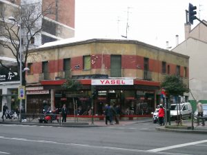 Cruce de las calles Bravo Murillo y María Zayas. Esta zona, llamada Tetuán de las Victorias, era fronteriza de Madrid con Chamartín de la Rosa, y edificios de una o dos plantas, como este de la imagen, fueron a los que les pilló la anexión. Los que estaban hacia el sur eran de Madrid; Los que estaban hacia el norte eran de Chamartín. Desde entonces están todos en Madrid, y el sector de la calle Bravo Murillo (antigua salida de Madrid hacia la carretera de Burgos) comprendido entre Cuatro Caminos y la Plaza de Castilla es una de las localizaciones con más vida de la capital, con infinidad de bares y comercios de todos los tipos. Foto: Juan Pedro Esteve García, enero de 2016.