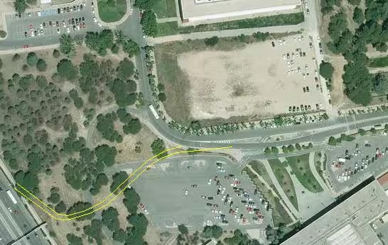 Vista actual del aparcamiento de Caminos con el trazado del enlace de 1990 señalado en amarillo. No queda absolutamente nada, y los terrenos que ocupaba han sido rehabilitados o reforestados.