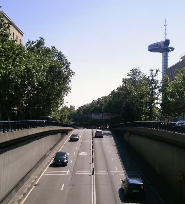 Túnel de la glorieta de Cristo Rey. Su terminación supuso un importante alivio para encauzar el tráfico este-oeste de Madrid, pero los atascos que se originaron durante su construcción llevaron a la construcción de la carretera provisional del Botánico.