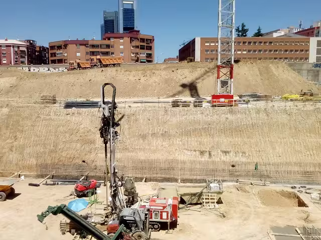 Obras en el solar del antiguo Depósito 3 del Metro de Madrid situado en la Avenida de Asturias