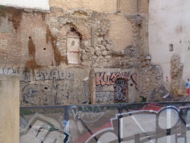 La muralla de la calle del Espejo