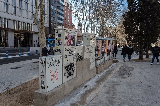 Hilera de armarios técnicos. Hace escasas fechas se han recubierto de una jaula “antivandalización”.