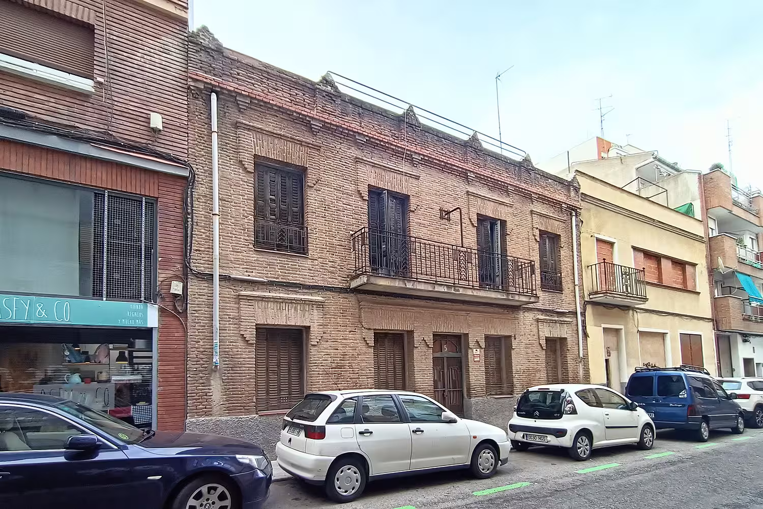 Edificio neomudéjar en calle Pérez Ayuso 5