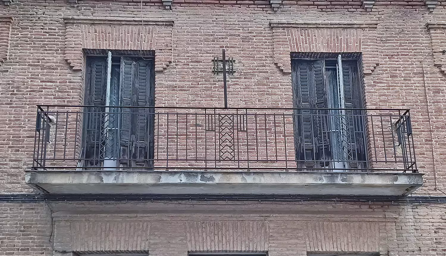 Detalle de balcón del edificio neomudéjar