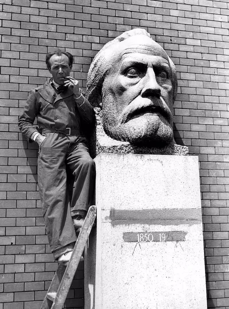 Emiliano Barral ante su sculpture de Pablo Iglesias en el Parque del Oeste. Fuente: Mundo Gráfico, 6 de mayo de 1936.