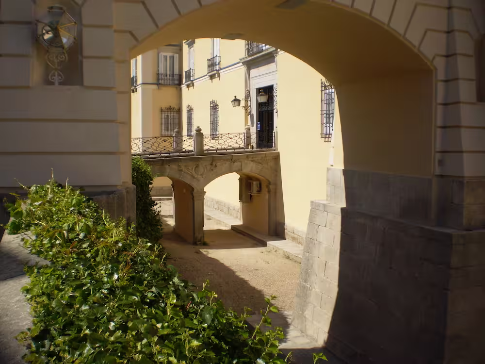 Historia del Palacio de El Pardo 2 El palacio conserva el foso del castillo tardo-medieval sobre el que se levanta.