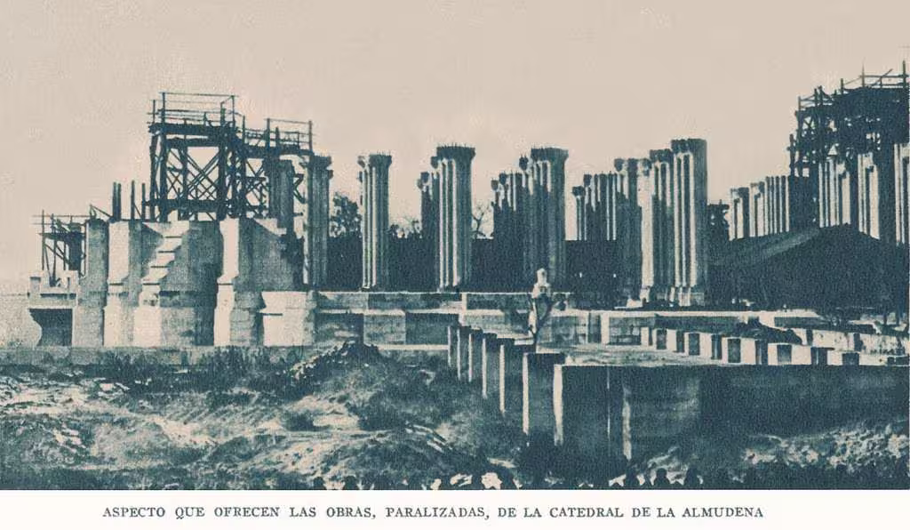 Historia de la catedral de la Almudena 6 Obras de construcción de la Catedral de la Almudena. Tarjeta postal circulada en 1901. Fuente: picryl
