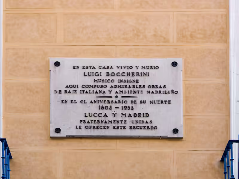 Lápida en la calle Jesús y María con motivo del CL aniversario de la muerte de Boccherini