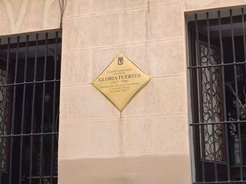 Placa dedicada a Gloria Fuertes en el número 3 de la calle de la Espada