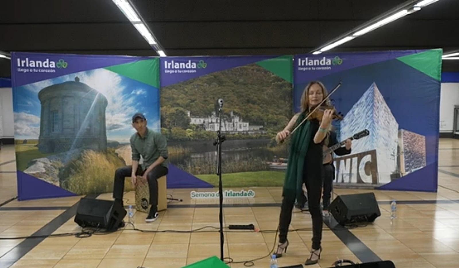 Cuando Sharon Corr y Sade eligieron Madrid 4 Actuación de Sharon Corr junto a otros dos músicos el 13 de marzo de 2023 en la estación de Chamartín, dentro de los actos de la semana de San Patricio. Foto: Tourism Ireland, organismo conjunto de la República de Irlanda y de los territorios del Norte